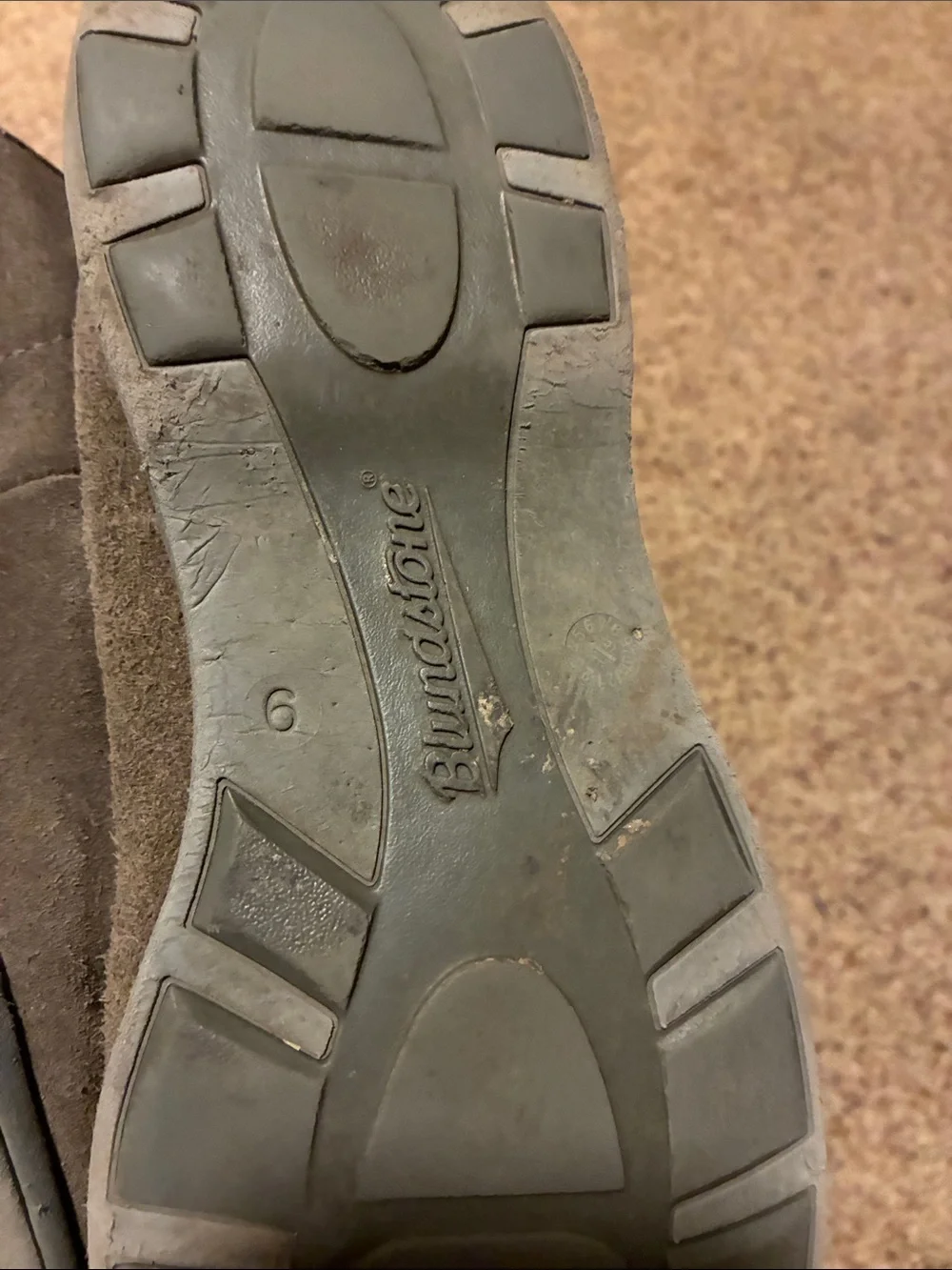 Blundstone Men’s Suede Chukka Boots - Taupe